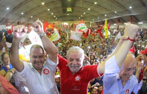 ４日晩、強制聴取後にＰＴ党本部で仲間に囲まれたカリスマ、ルーラ（Foto: Ricardo Stuckert/ Instituto Lula ,04/03/2016）