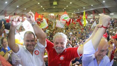 ４日晩、強制聴取後にＰＴ党本部で仲間に囲まれたカリスマ、ルーラ（Foto: Ricardo Stuckert/ Instituto Lula ,04/03/2016）