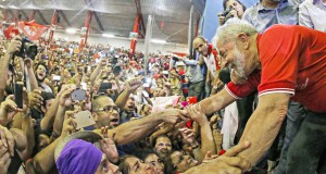 強制聴取の晩に、ＰＴ本部に駆けつけたルーラに心酔する活動家たち（Foto: Ricardo Stuckert/Instituto Lula, 04/03/2016)