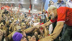 強制聴取の晩に、ＰＴ本部に駆けつけたルーラに心酔する活動家たち（Foto: Ricardo Stuckert/Instituto Lula, 04/03/2016)