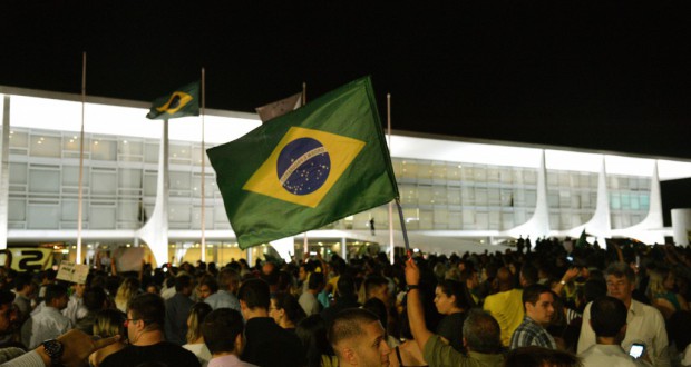怒りが収まらず、ブラジリアの大統領府を包囲した人々（Wilson Dias/Agencia Brasil）