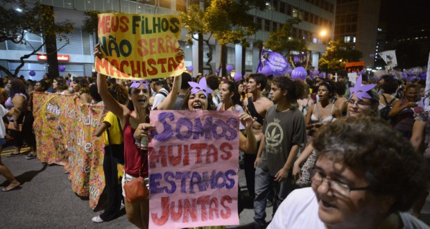 世界女性の日だった３月８日に、リオで中絶合法化を求め抗議する人々（Fernando Frazao/Agencia Brasil）