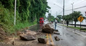 リオ・サントス高速道上に崖崩れて落ちた岩（Defesa Civil de Sao Sebastiao）