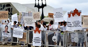 大統領府の前で密輸反対を叫ぶ人々（Antonio Cruz/Agência Brasil）