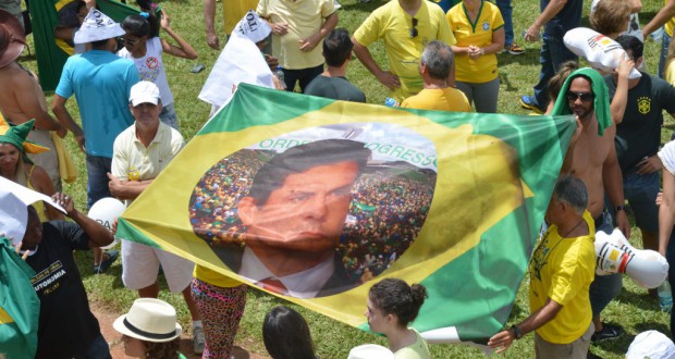 「秩序と前進」の言葉とモロ判事の顔を重ねた伯国国旗（Wilson Dias/Agência Brasil）