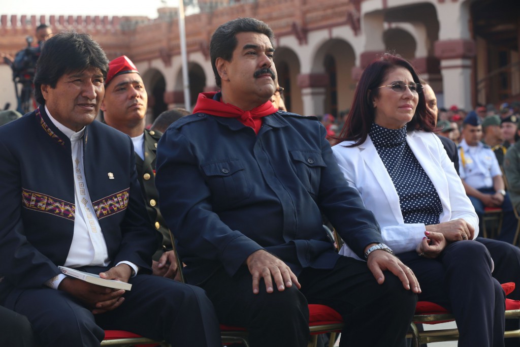 共に汚職の嫌疑がかけられているボリビアのエボ大統領（左）とベネズエラのマドゥーロ大統領（中央）（AVN/ABI　05/03/2016）
