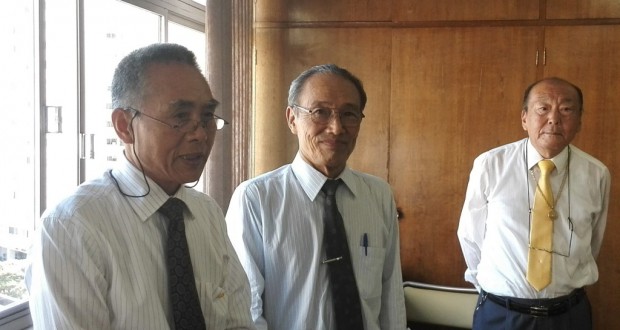 （左から）平野専任理事、徳力会長、酒井副会長