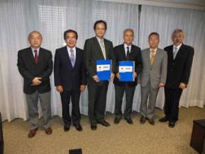 （左から）天内院長、与儀副会長、中前総領事、菊地会長、足立事務局長、小沢病院事務長