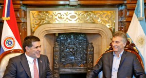 左からパラグァイのオラシオ大統領、アルゼンチンのマクリ大統領（Foto: Presidencia de la República del Paraguay）