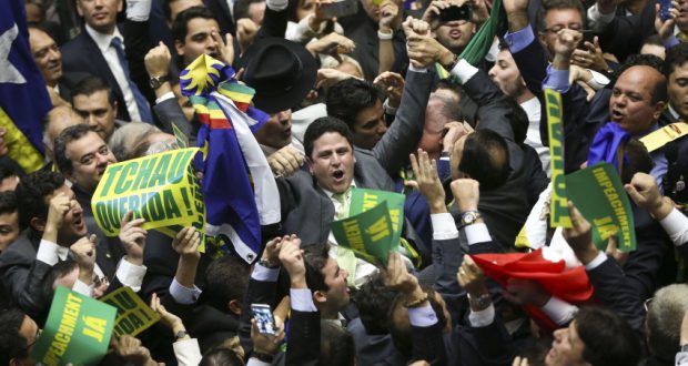 １７日、下院でのジウマ氏罷免判断の票を投じ胴上げされるブルーノ・アラウージョ下議（Marcelo Camargo/Agência Brasil）