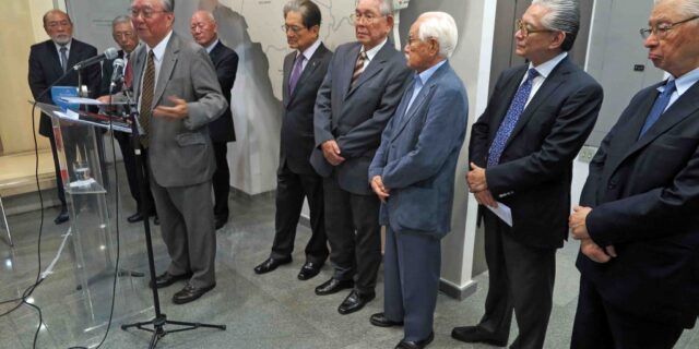 渡部和夫委員長と編纂委員ら（奥が保久原さん）