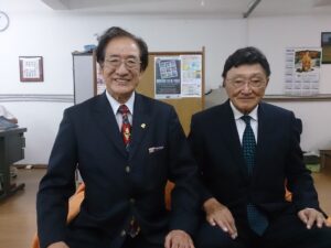 交代あいさつに来社した坂和さん（左）と尾和新会長