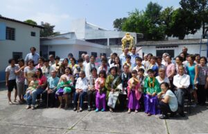 花祭りに参加した人々