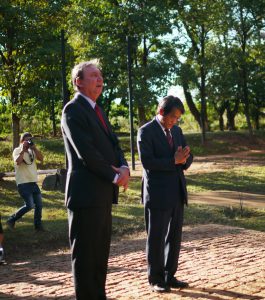 （右）上塚周平翁の頌徳碑に手を合わせる梅田大使