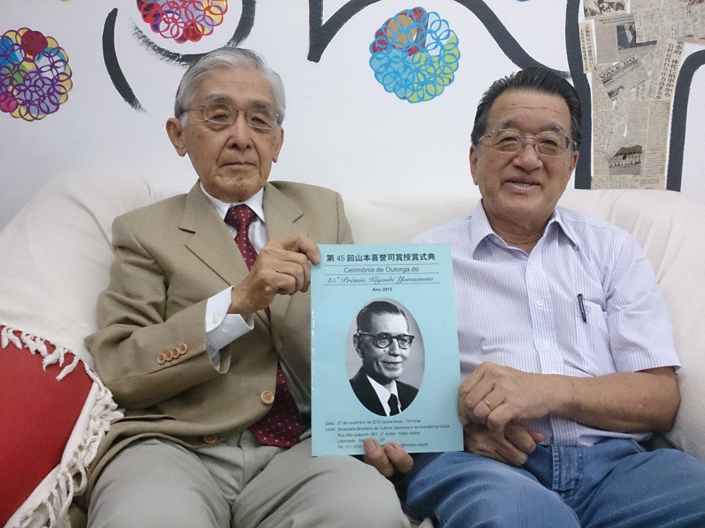 幅広い推薦を呼びかけた山添委員長（左）と長井委員