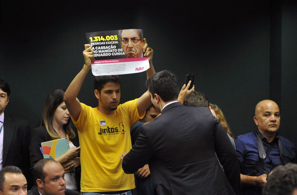 下院倫理委員会にクーニャ議員権剥奪を訴えるプラカードを持ち込む活動家（Luis Macedo/Camara dos Deputados）