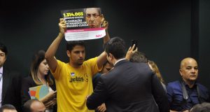 下院倫理委員会にクーニャ議員権剥奪を訴えるプラカードを持ち込む活動家（Luis Macedo/Camara dos Deputados）
