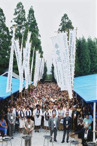 ２００３年の宝蔵大祭の様子。大祭の意義が再認識されたことにより参加者は前年から４千人増の１万３千人を記録した