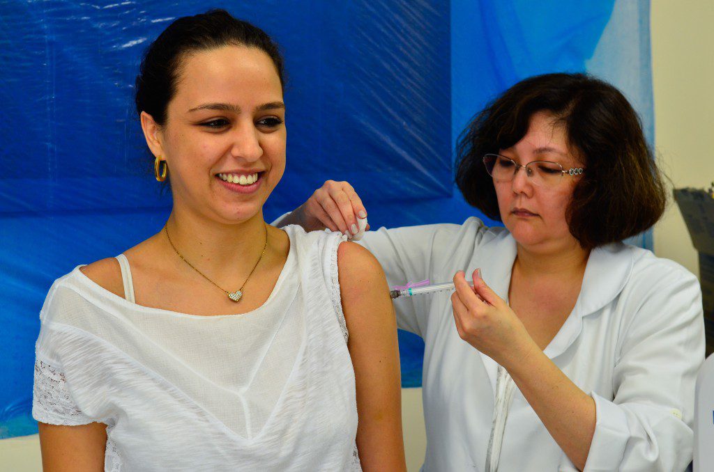 医療関係従事者として、前倒しで予防接種を受ける人（Rovena Rosa/Agencia Brasil）