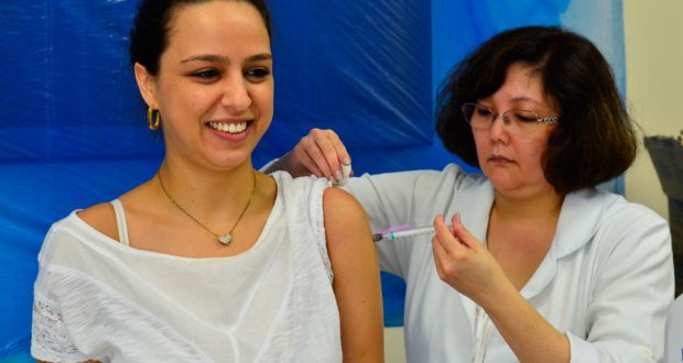 医療関係従事者として、前倒しで予防接種を受ける人（Rovena Rosa/Agencia Brasil）
