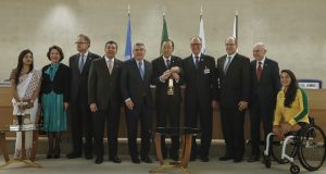 聖火を手に写真に写る潘基文国連事務総長（中央）やヌズマン伯国組織委員長（右隣）ら（２９日、André Luiz Mello）