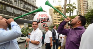 聖市議会前でＵｂｅｒ反対の気勢を上げるタクシー運転手達（Rovena Rosa/Agencia Brasil）