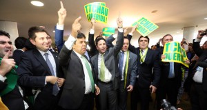１７日、下院でのジウマ氏罷免判断の票を投じ胴上げされるブルーノ・アラウージョ下議（Marcelo Camargo/Agência Brasil）