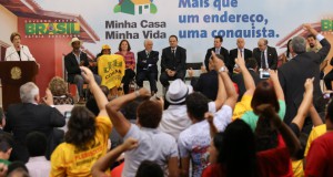 「わが家」政策第３弾発表会見で、熱烈な支持を表明する〃ルーラ教〃の信者たち（Foto: Lula Marques/Agência PT）