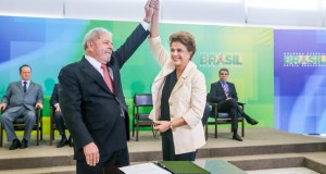 ３月１７日の官房長官就任式のルーラ氏とジウマ大統領(Roberto Stuckert Filho/PR)