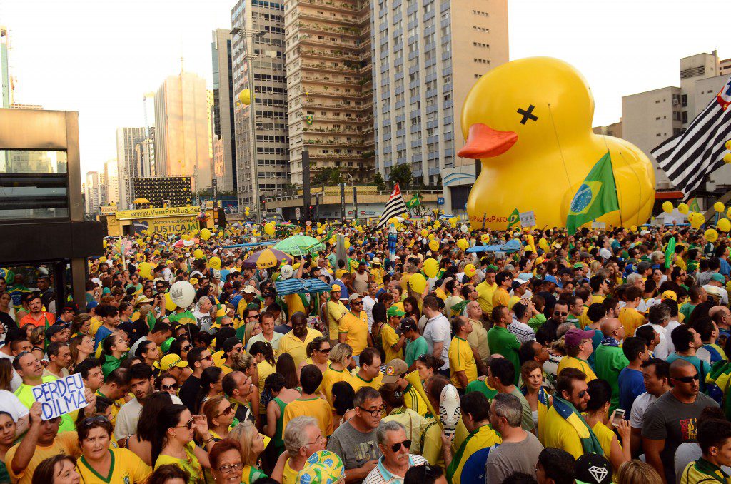 パウリスタ大通りに集った罷免賛成派の市民達（Rovena Rosa/Agencia Brasil）