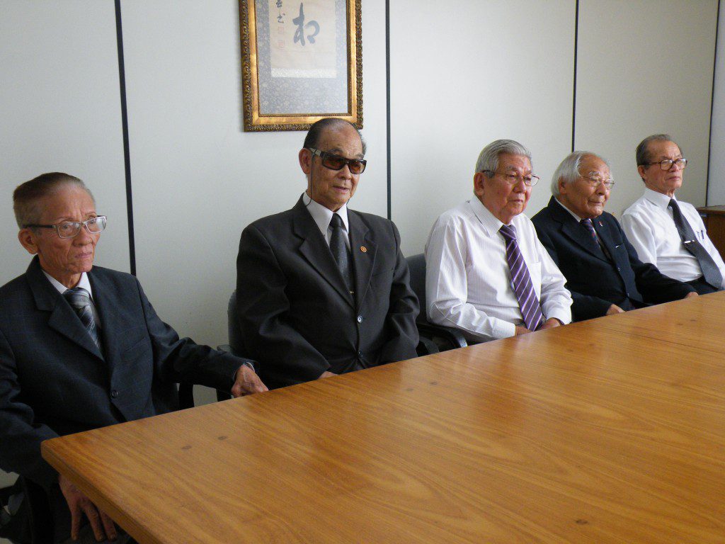 長年生長の家を支えてきた平島昭夫、山岡正登、向芳夫、福田進、中村晃児さん（左から）らが往時を振り返った