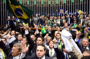 下院本会議場で１７日、大統領罷免投票をする様子（Foto: Nilson Bastian/Camara dos Deputados）