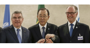 聖火を入れたランプを持つ潘基文国連事務総長（真ん中）、左はＩＯＣのバッハ会長、右はブラジルのヌズマン組織委員長（André Luiz Mello/リオ2016公式サイト）