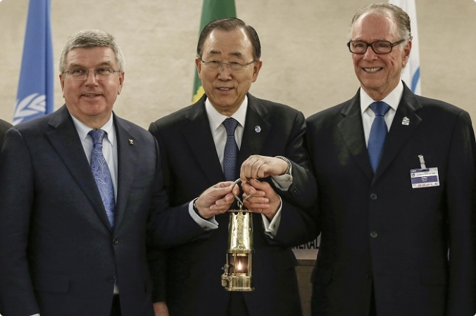 聖火を入れたランプを持つ潘基文国連事務総長（真ん中）、左はＩＯＣのバッハ会長、右はブラジルのヌズマン組織委員長（André Luiz Mello/リオ2016公式サイト）