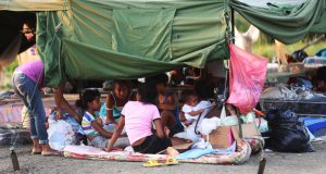 地震発生から１週間を迎え避難生活の人々の我慢も限界に来ている。（Mauricio Munoz/El Ciudadano）