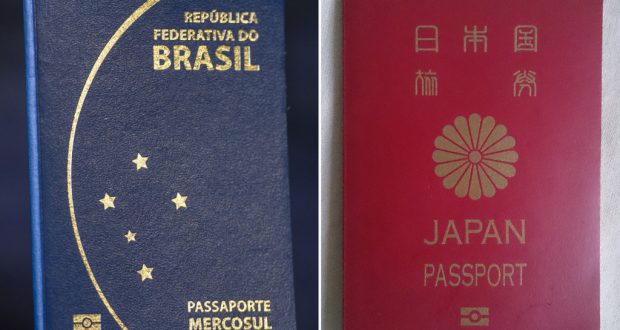伯国（左）と日本の旅券