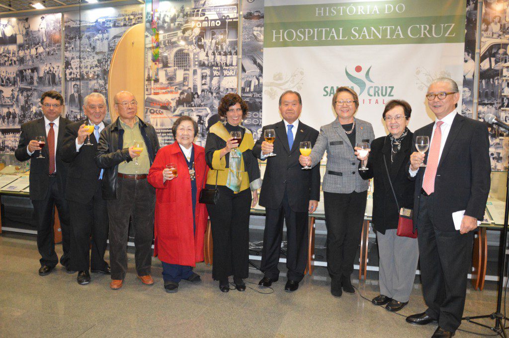 記念式典での祝杯の様子（左から３人目が横田パウロ元理事長、右から４人目が石川理事長、右端が大田理事）