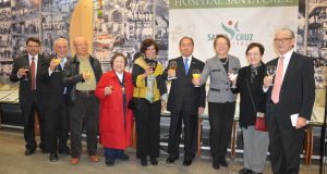 記念式典での祝杯の様子（左から３人目が横田パウロ元理事長、右から４人目が石川理事長、右端が大田理事）