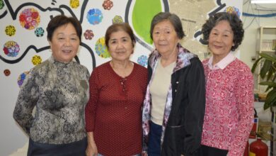 来場を呼びかける婦人会の方々