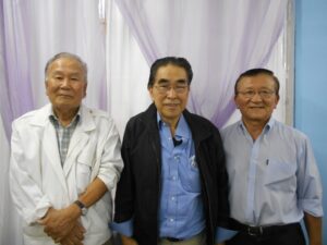 来社した片山会長（右）ら