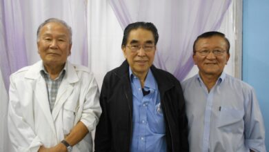 来社した片山会長（右）ら