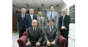 贈呈式に参加した皆さん。前列左から田呂丸哲治会長、梅田大使