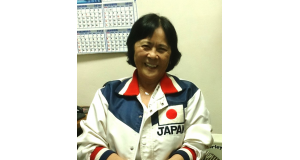 友人からもらったという日本代表の上着を、今でも身につけている笑顔の沢里さん