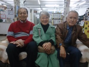 今年で84歳を迎える（左から）上岡、吉田、笠原さん