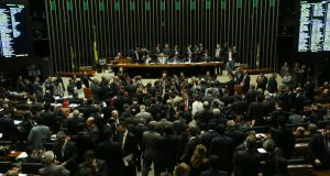 １６時間に及ぶ討議の末、午前４時過ぎにＭＦ修正案が承認された（Fabio Rodrigues Pozzebom/Agencia Brasil）