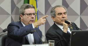 罷免審議進行の鍵を握る２人、上院特別委員会のリラ委員長（右）とアナスタジア報告官（左）（Geraldo Magela/Agencia Senado）