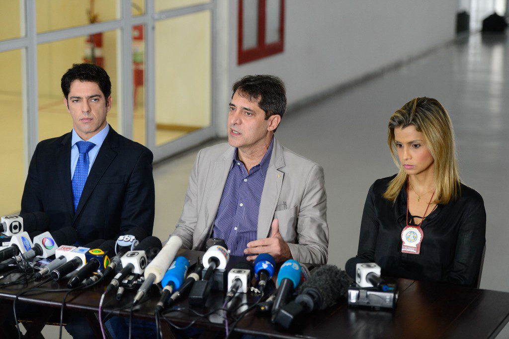 １６歳少女の強姦事件に関する記者会見で（２７日、左からＤＲＣＩのチエルス警部、ヴェローゾ州市警司令官、ＤＣＡＶのベント警部、Tomaz Silva/Agência Brasil）