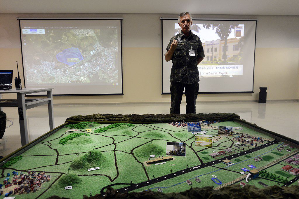 リオ市北部デオドーロでの検問訓練を実行した陸軍（Tania Rego/Agencia Brasil）