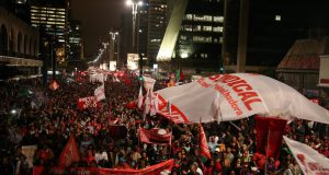 テーメル暫定政権発足に抗議するジウマ大統領支持者たち（Paulo Pinto/Agencia PT）