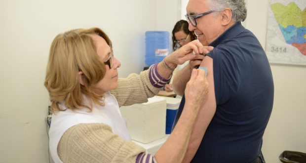 聖州カンピーナス市でＨ１Ｎ１の予防ワクチン接種を受ける市民（Zeca Filho/Prefeitura de Campinas）